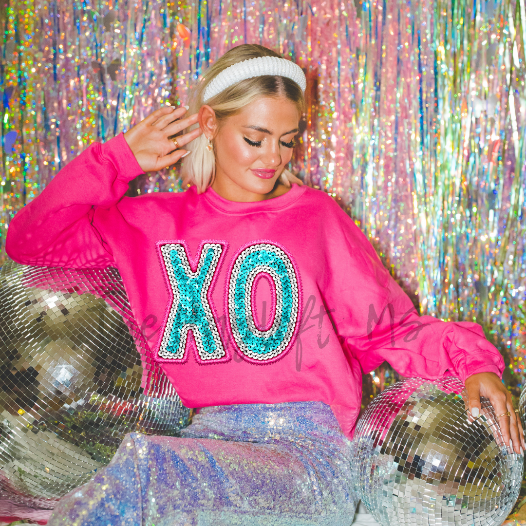 XO FAUX APPLIQUÉ SWEATSHIRT