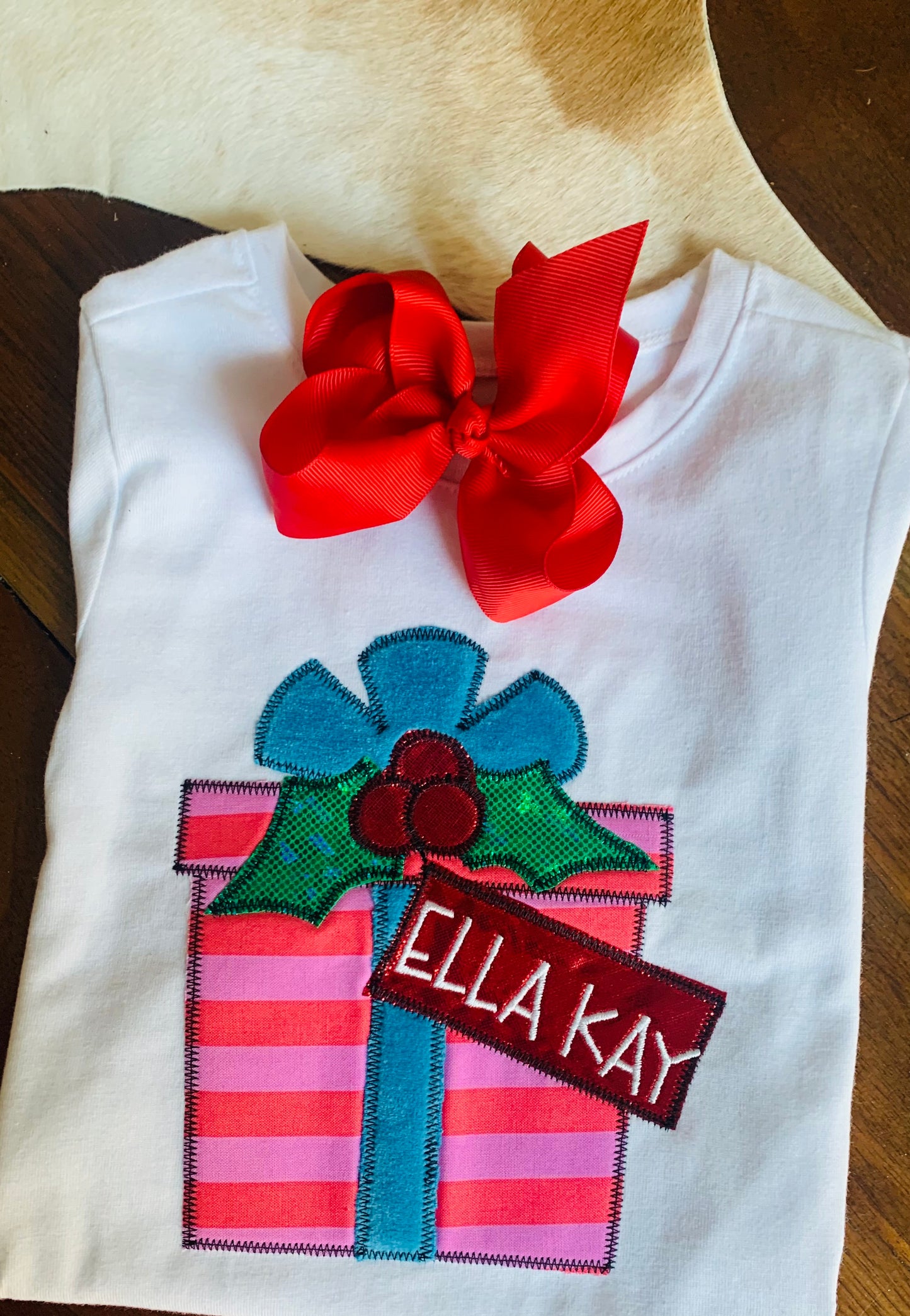 CHRISTMAS GIFT APPLIQUÉ TEE