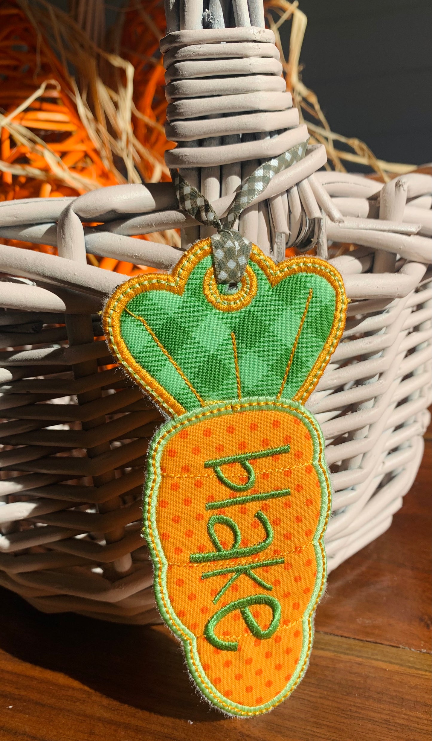 BAG TAG EASTER CARROT WITH GREEN MONOGRAM