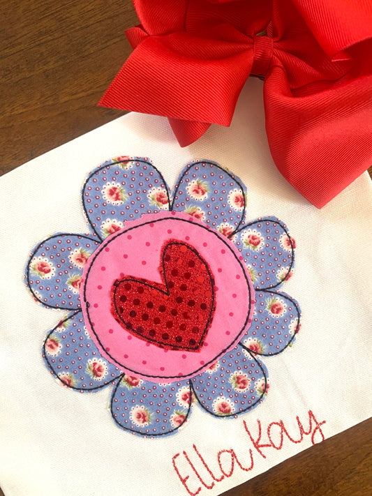 HE LOVES ME HE LOVES ME NOT APPLIQUÉ TEE