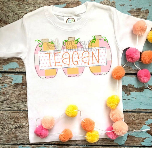 PRINTED PLAID PUMPKINS WITH NAME BANNER TEE